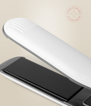 Close-up of the Pearl White Omnia Styler Max's black plate and ridged white tip.